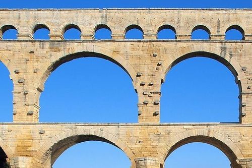 Bike tour: Cycling from Chateauneuf du Pape to the Pont du Gard Aqueduct